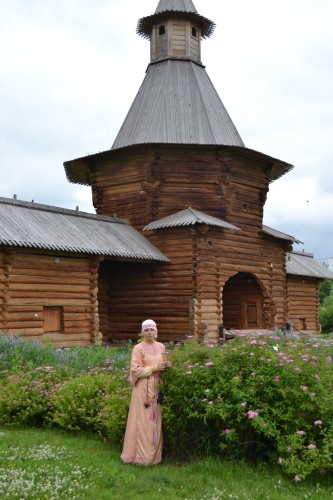 У башни Николо-Корельского монастыря